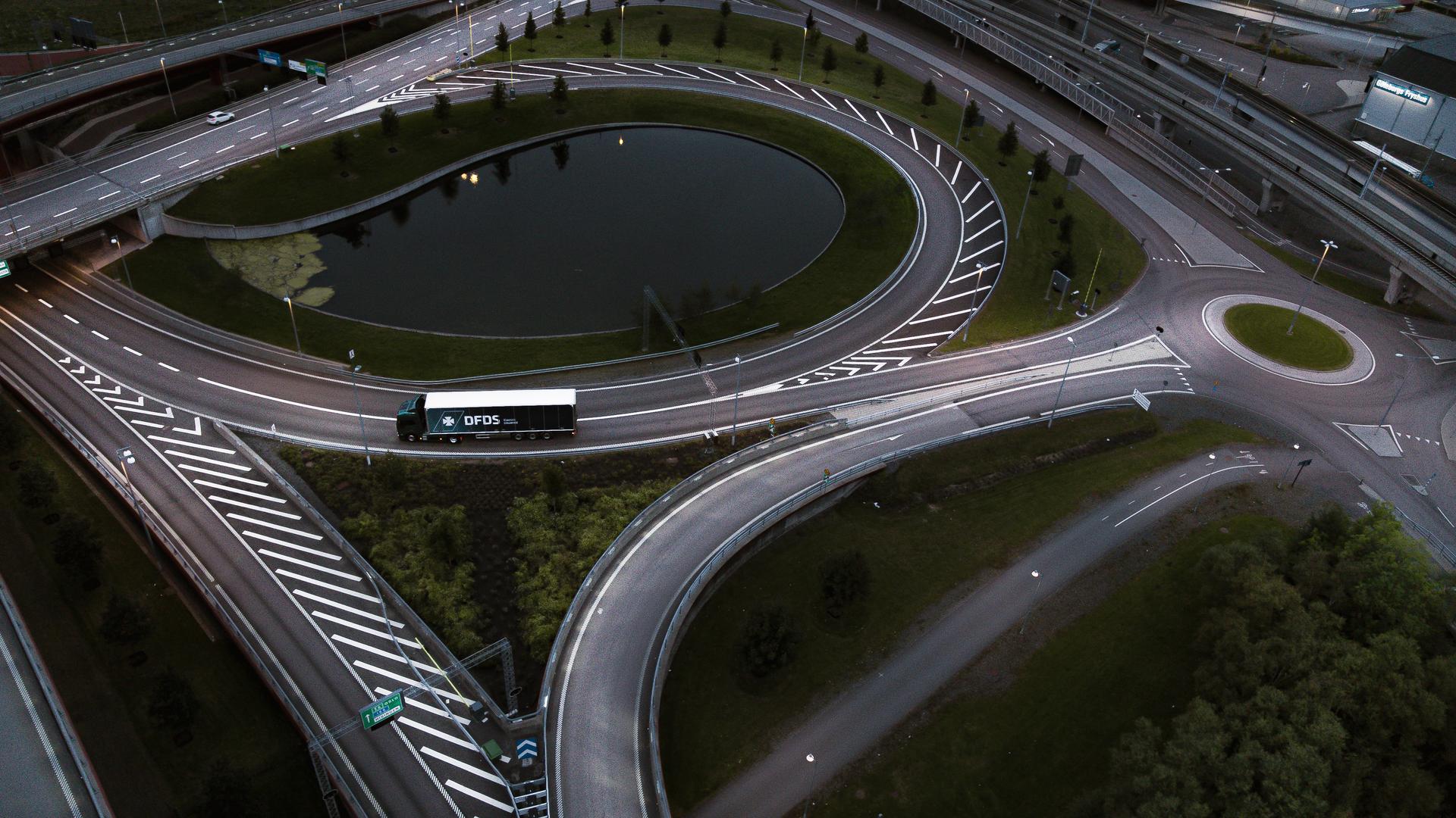 Zdjęcie lotnicze przewożącej towary elektrycznej ciężarówki DFDS na drodze.