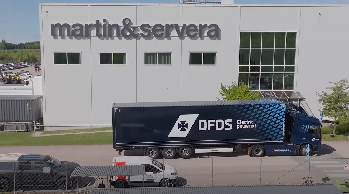 Camión de DFDS frente a un edificio de Martin & Servera en Suecia.