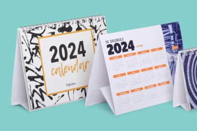Focalisez toute votre attention sur l’année prochaine et commencez dès aujourd’hui à concevoir vos calendriers pour 2021. Laissez-vous catapulter dans la nouvelle année avec nos pas moins de 19 idées et templates de calendrier gratuits. 