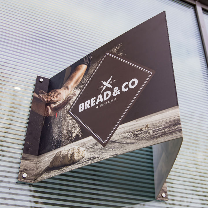 Makelaarsbord Bread & Co hangend