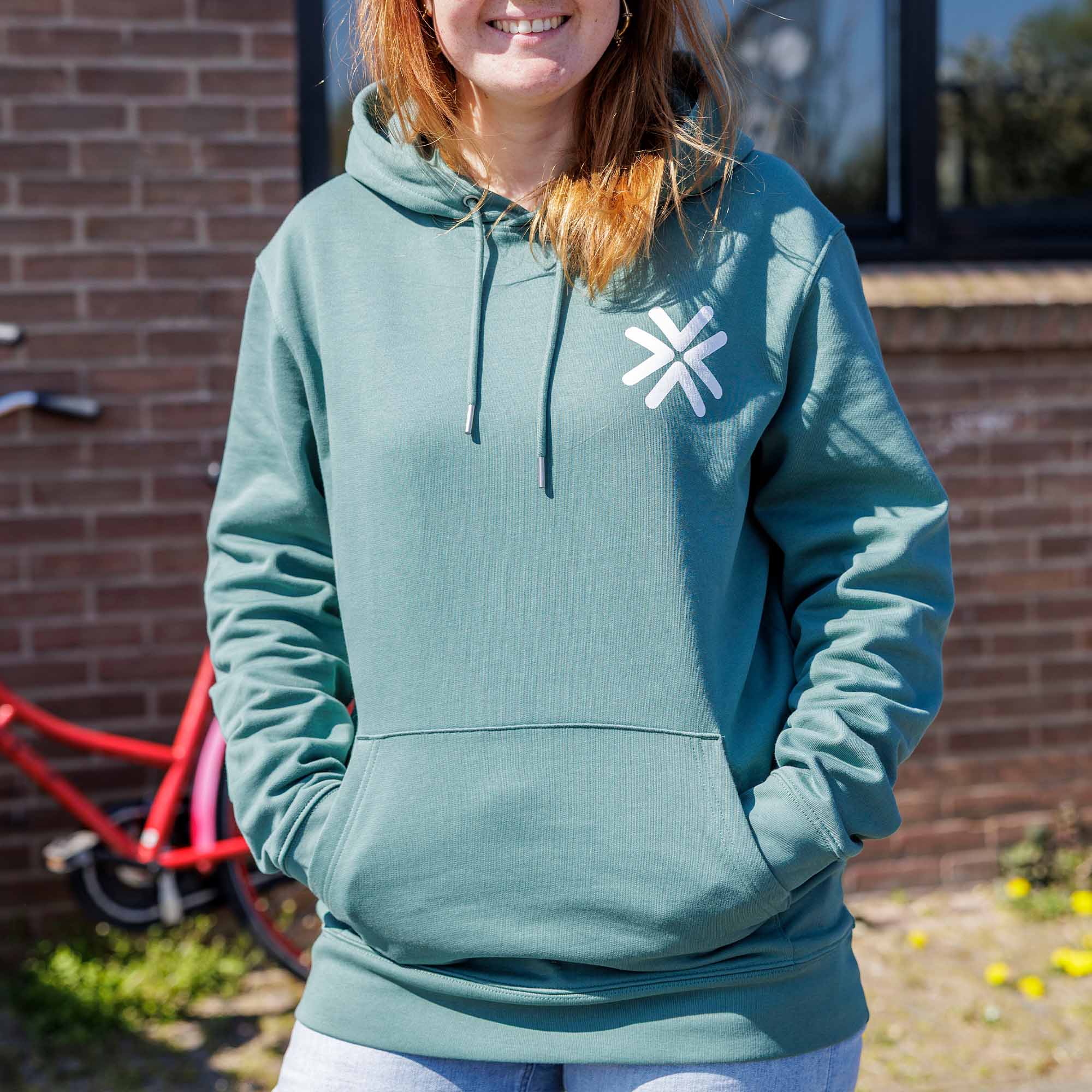 Duurzame-hoodie-setting-vrouw