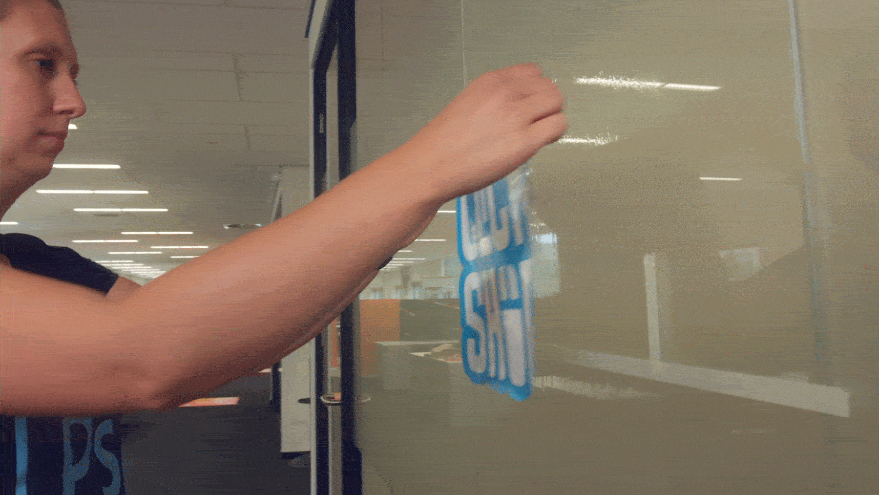 Stickers plakken in 4 stappen zo blijft je sticker op elke ondergrond plakken! Printdeal.be