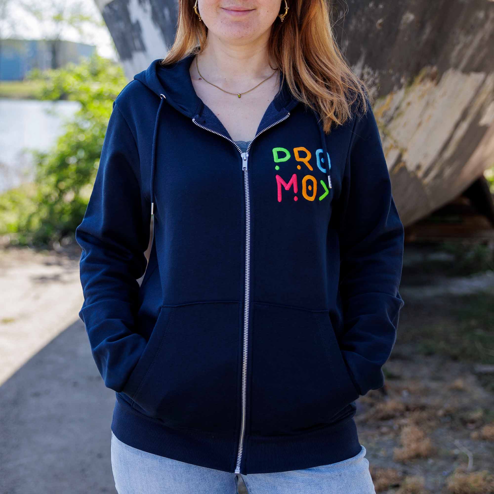 Premium-hoodie-met-rits-setting-vrouw