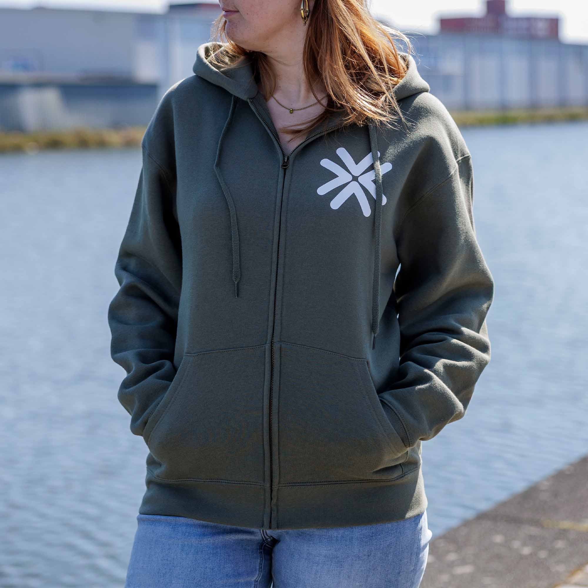 Basic-Hoodie-met-rits-setting vrouw