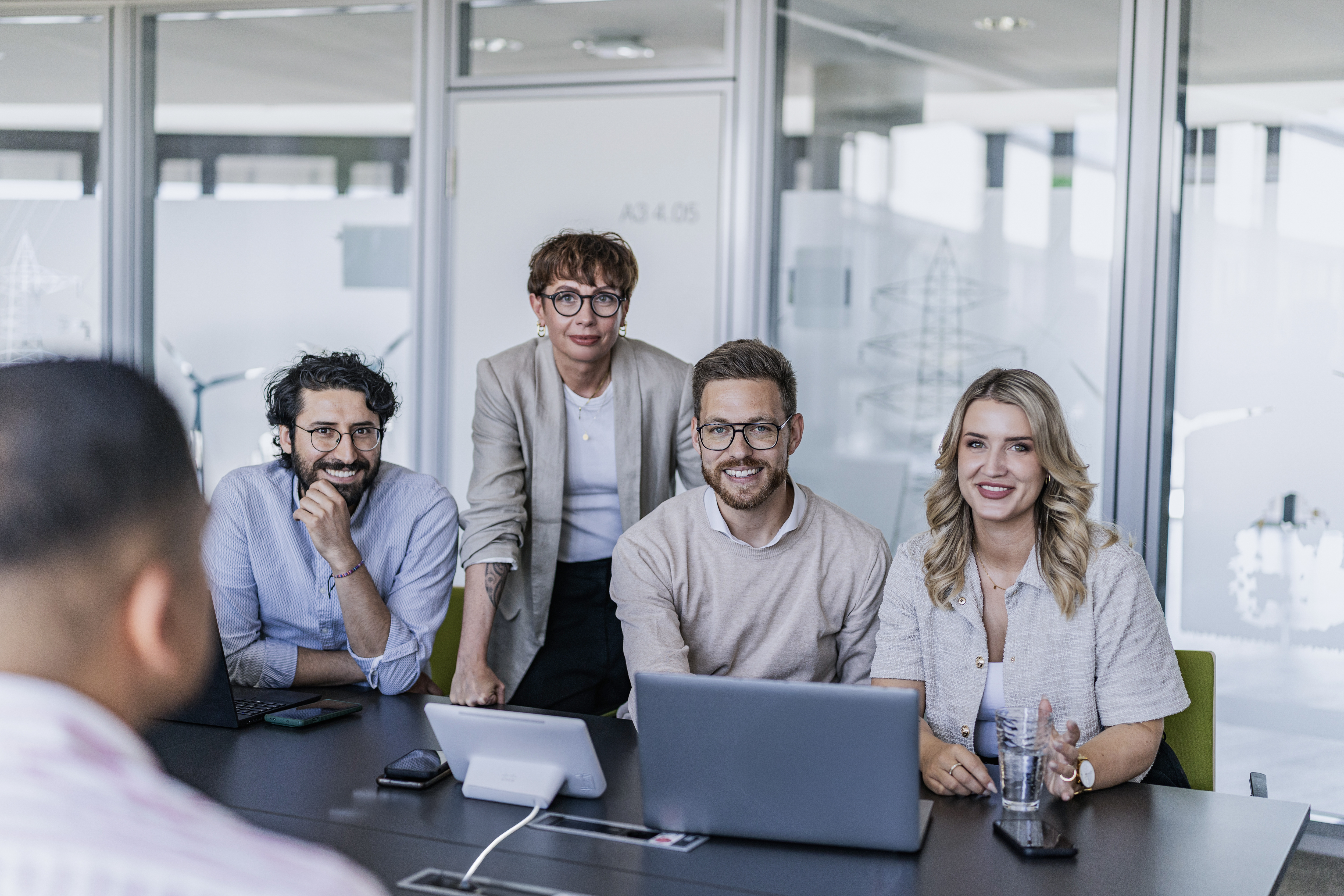 Zwei Männer und zwei Frauen im Meetingraum
