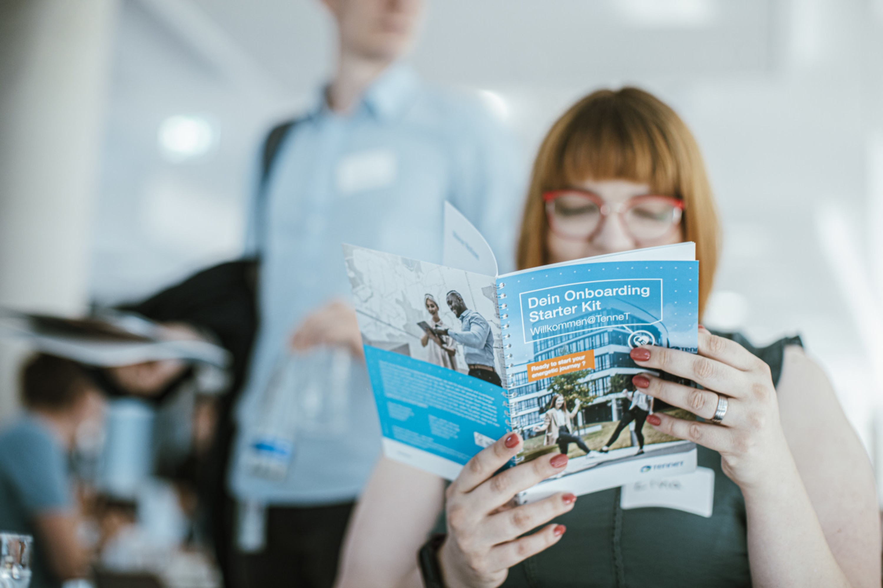 Frau mit Brille liest Zeitschrift