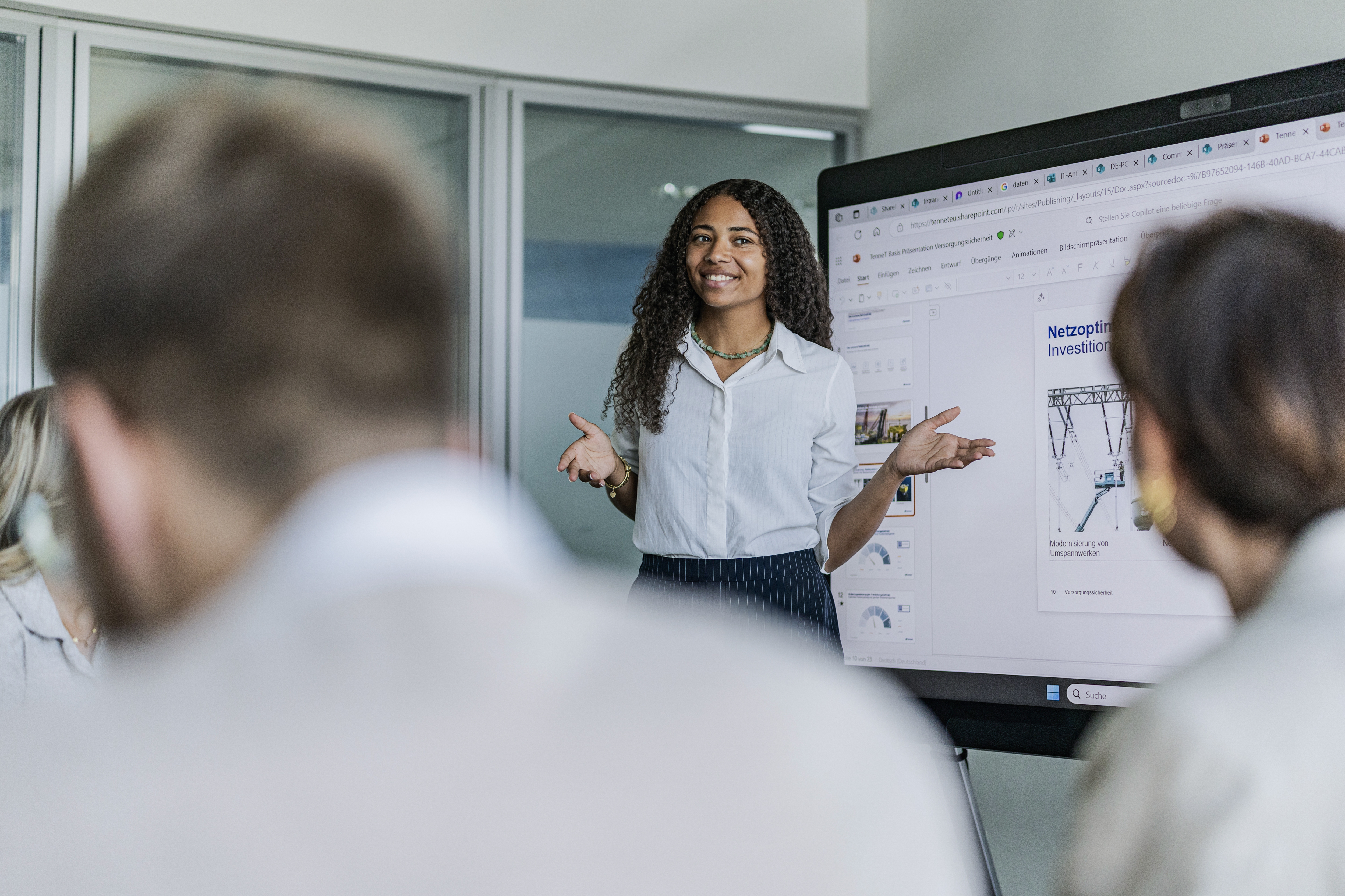 Frau hält Präsentation