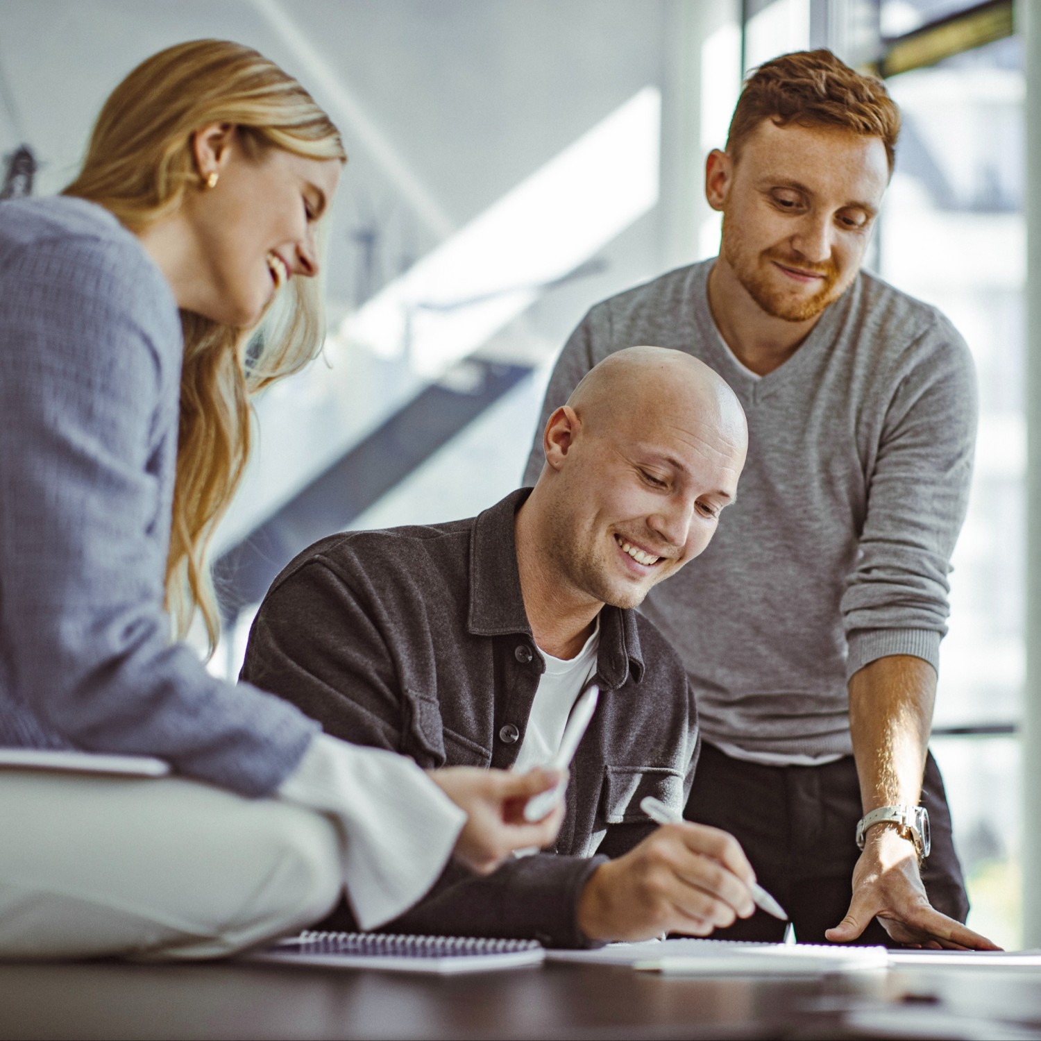 Drei Personen unterhalten sich 