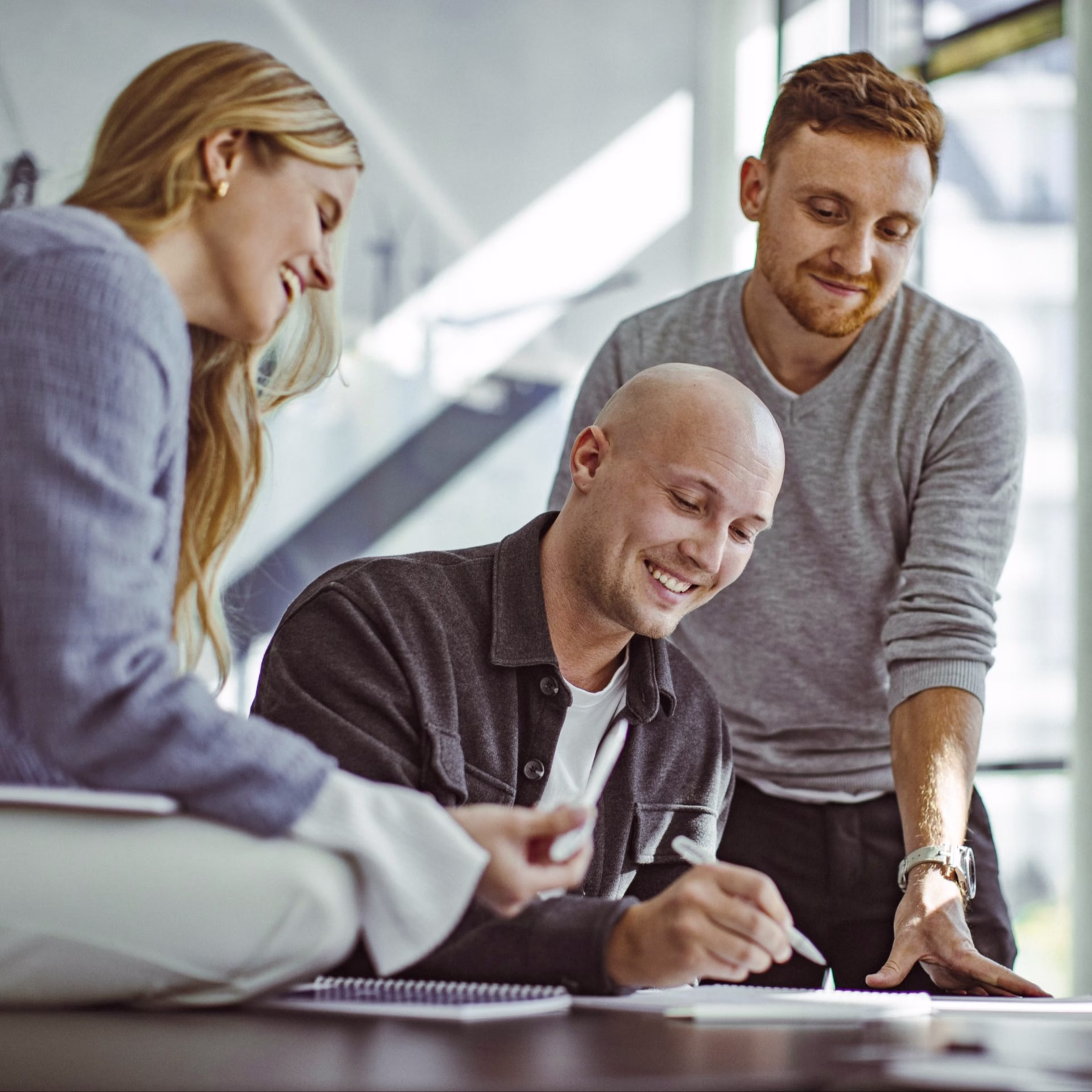 Drei Personen unterhalten sich