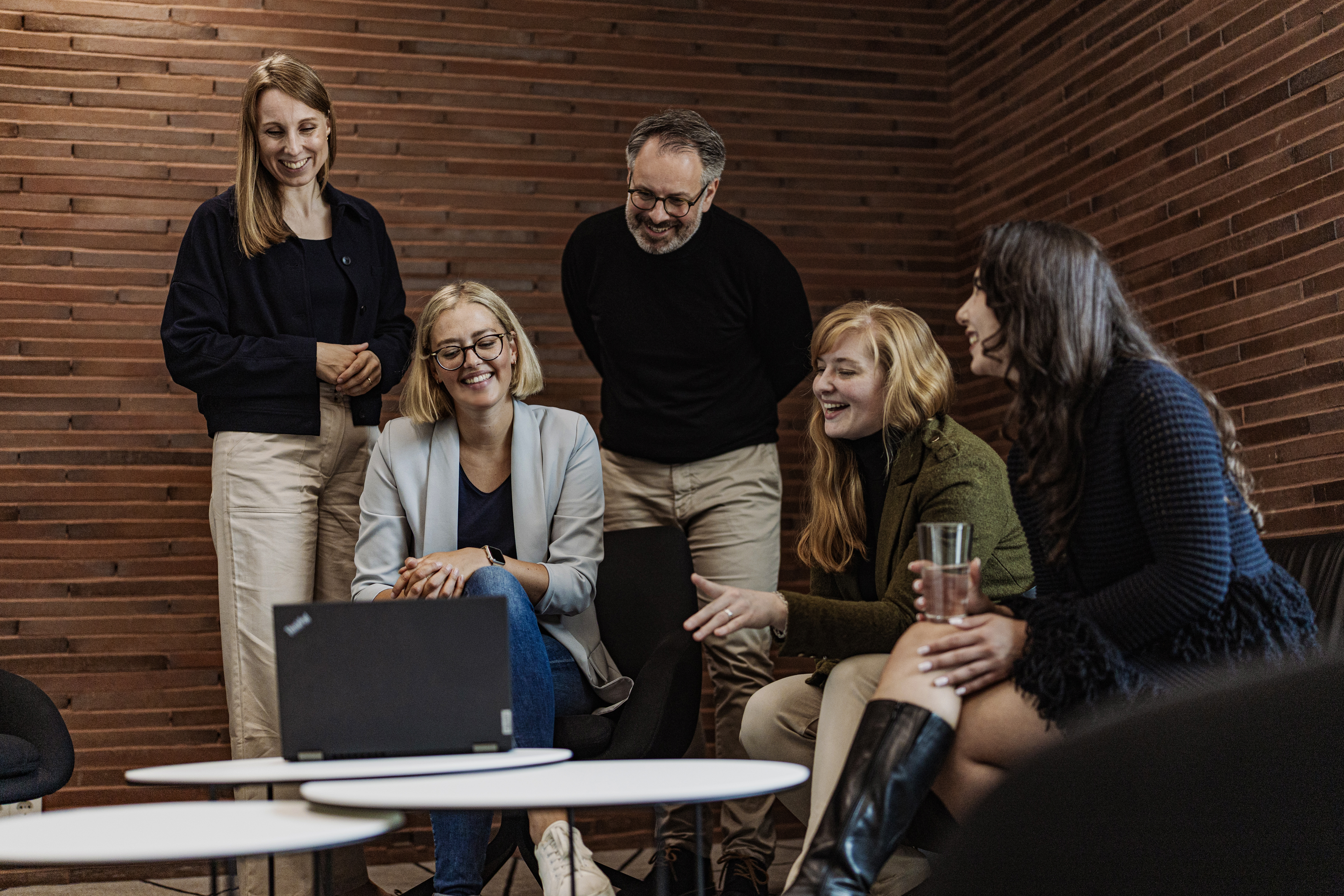 Personengruppe im Meetingraum lachen