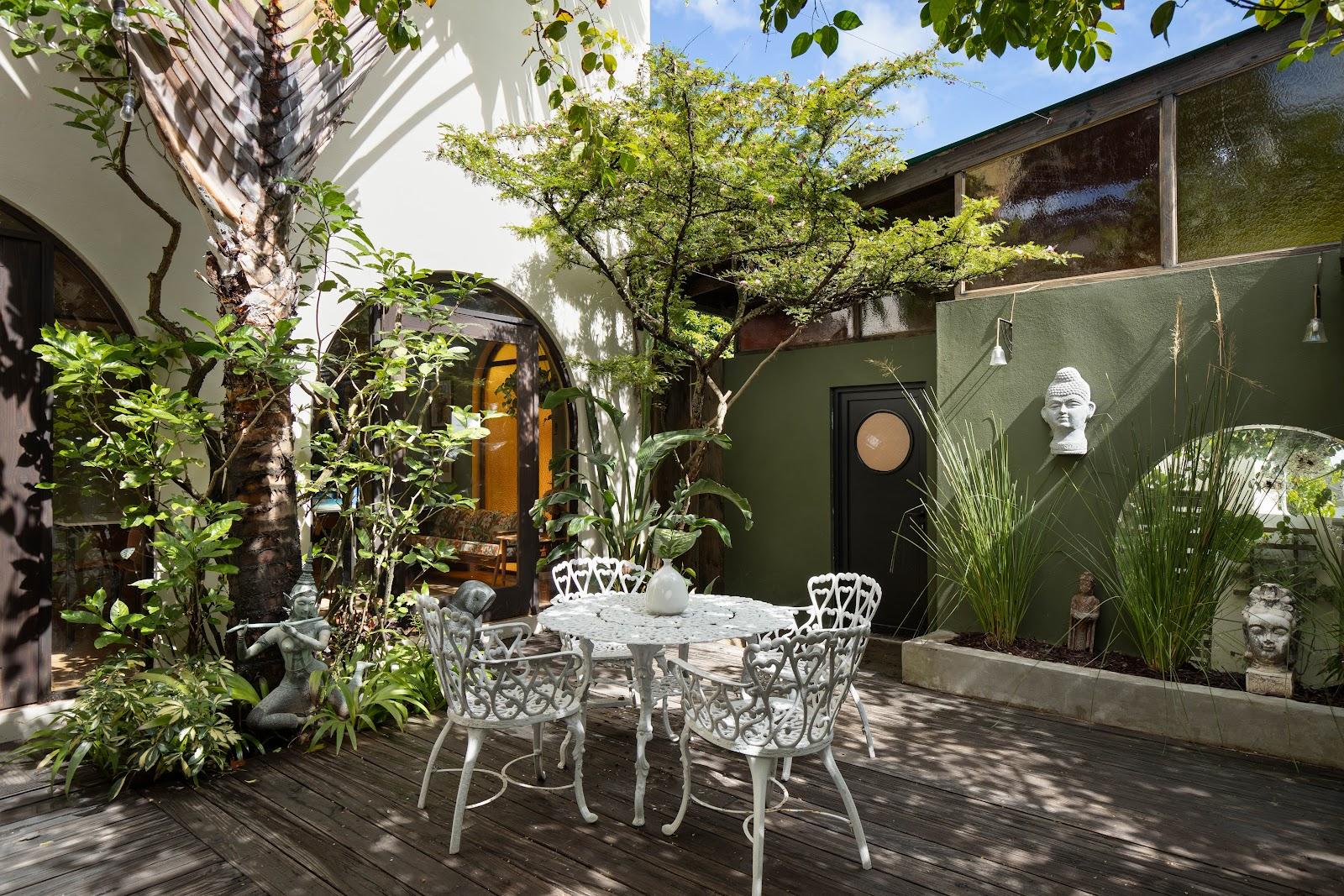 The planted garden courtyard at Dreamcatcher, the Dreamers Welcome boutique hotel one block from Ocean Park Beach.