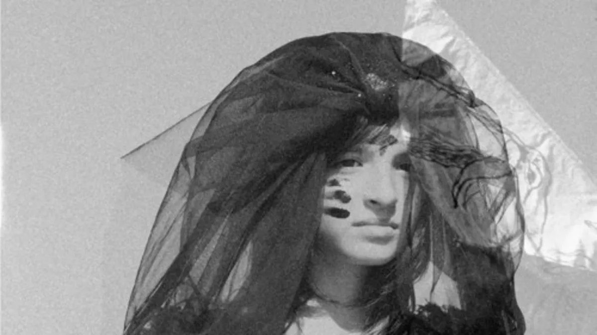453_2022-FLYING-SHEE_Still-1-