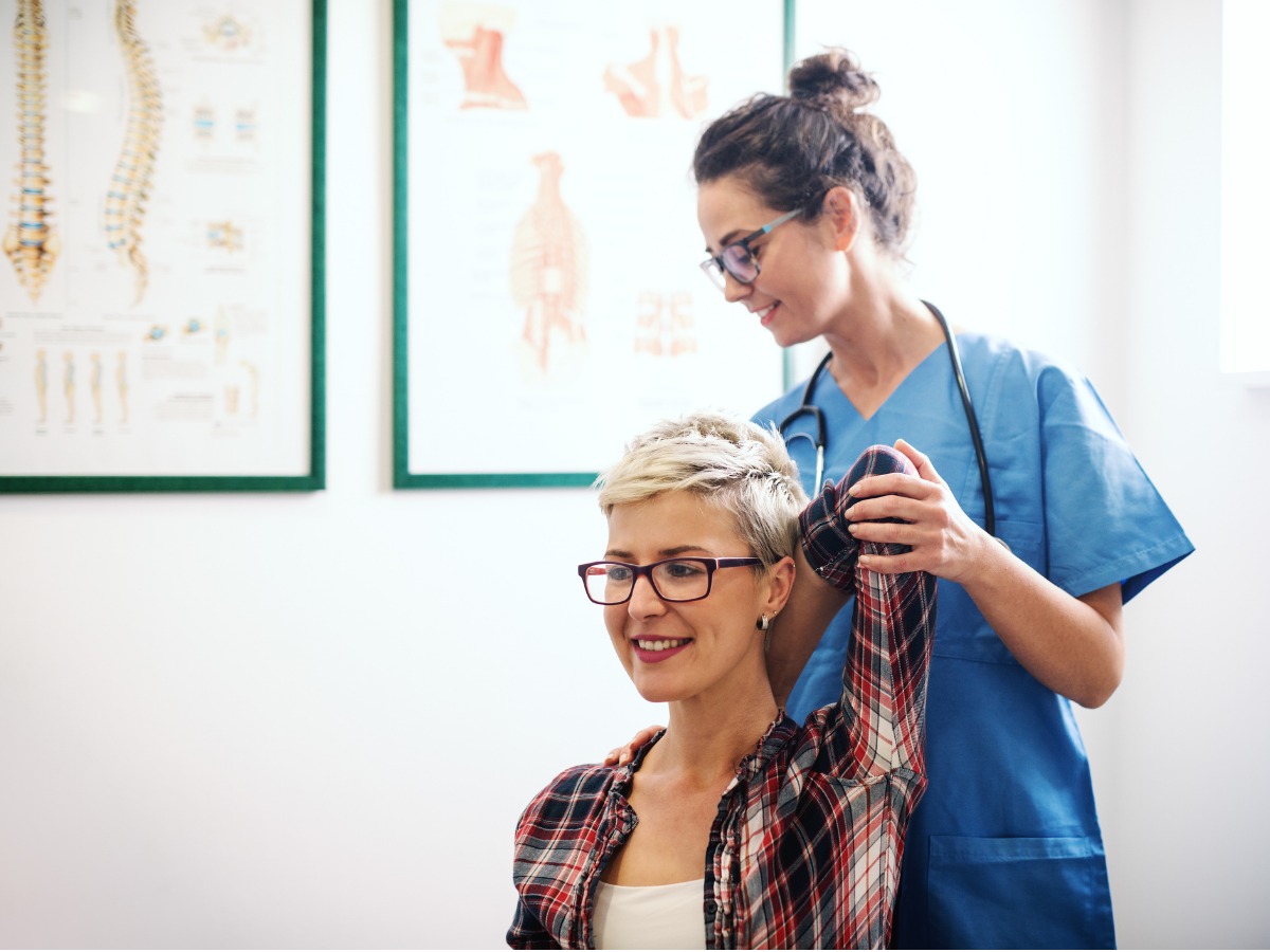 young-caucasian-blonde-woman-at-orthopedist-checking-bone-fracture-on-picture-id1073909018