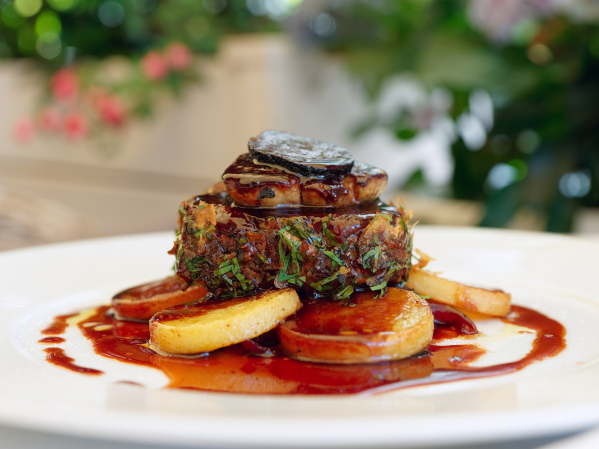 tenderloin-steak-with-foie-gras-and-truffle-picture-id1206335607