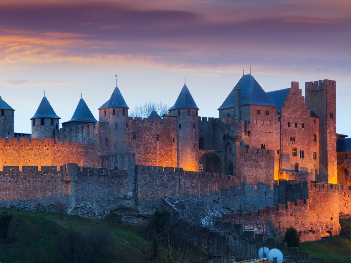 the-fortified-city-in-evening-carcassonne-picture-id618648332