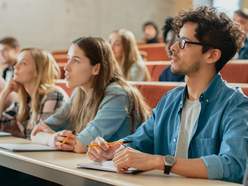 in-the-classroom-multi-ethnic-students-listening-to-a-lecturer-and-picture-id962475722