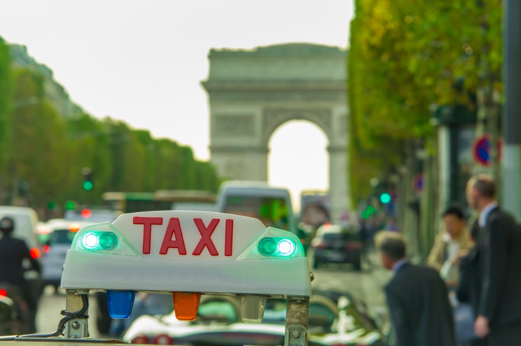 taxi-car-sign-and-business-people-arc-de-triomphe-picture-id971607968