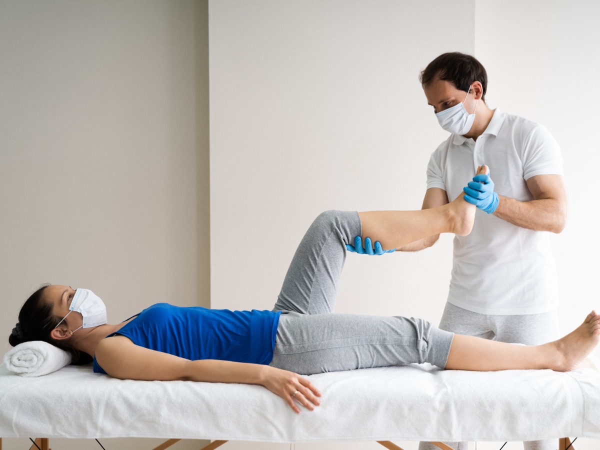 physiotherapy-knee-injury-rehab-and-massage-picture-id1223737139