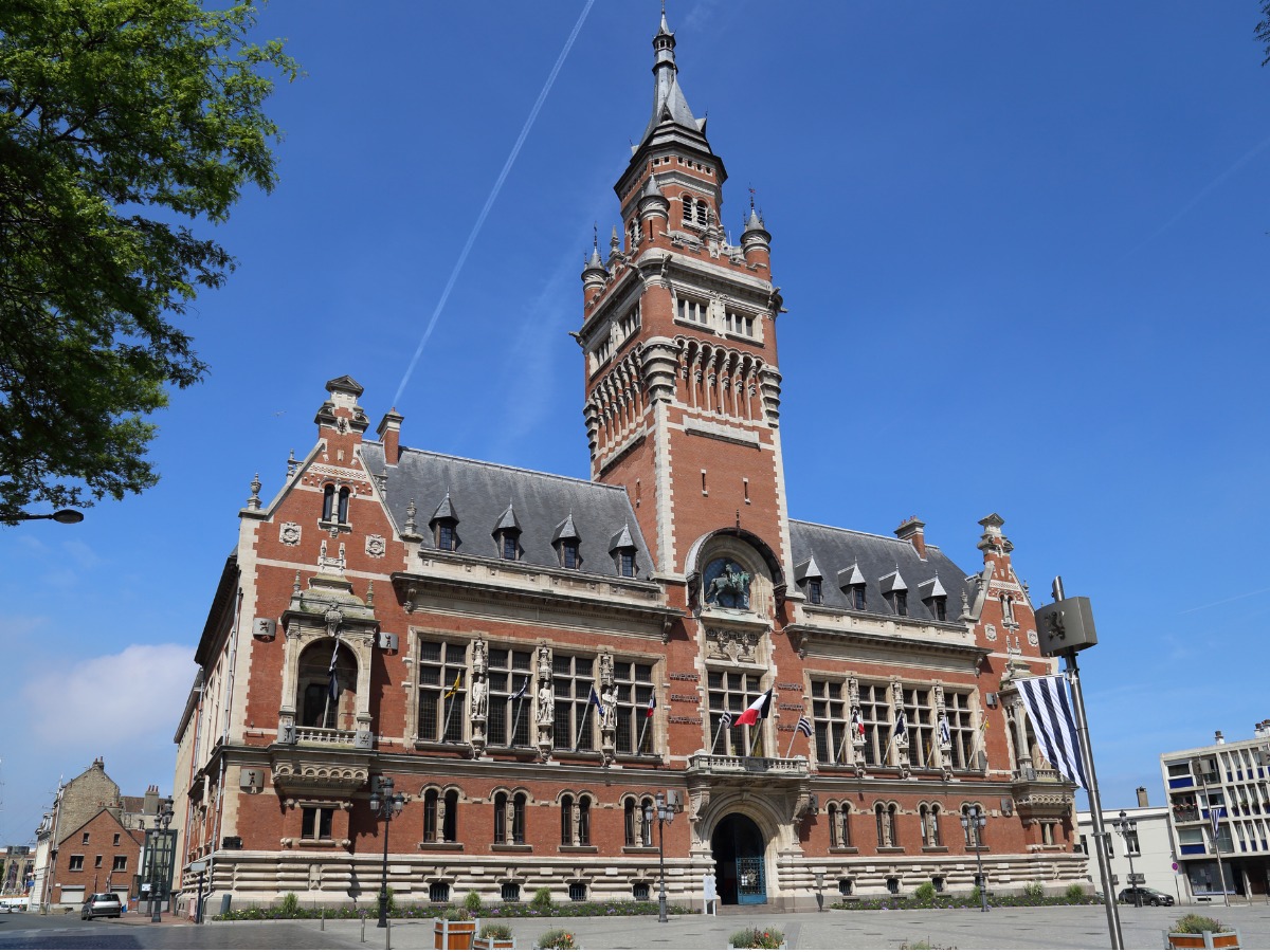 the-town-hall-of-dunkirk-france-picture-id864582154