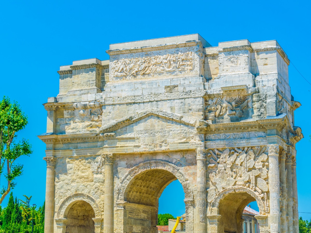 arc-de-triomphe-in-orange-france-picture-id1029630432