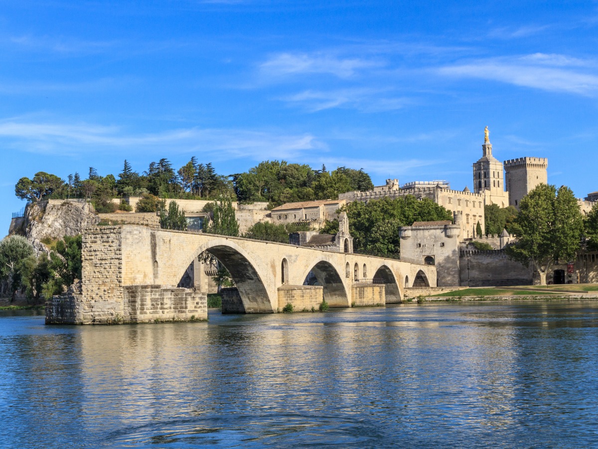 avignon-bridge-with-popes-palace-pont-saintbenezet-provence-picture-id177843917