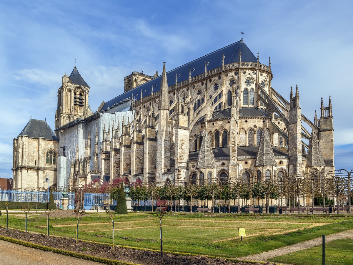 bourges-cathedral-france-picture-id1185938517