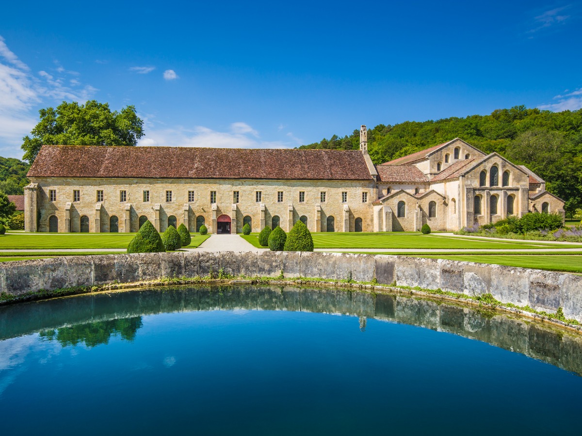 cistercian-abbey-of-fontenay-burgundy-france-picture-id518593788