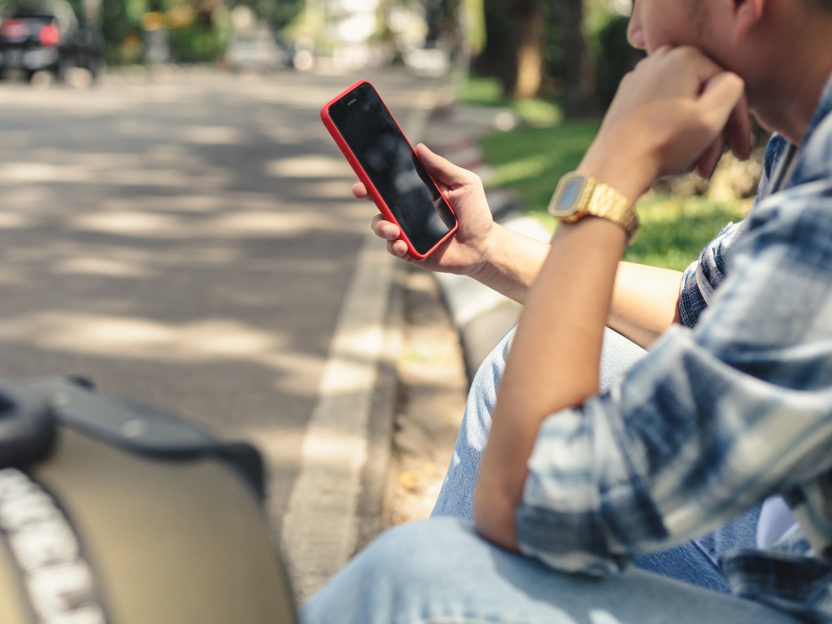 asian-man-waiting-for-taxi-picture-id1253046802