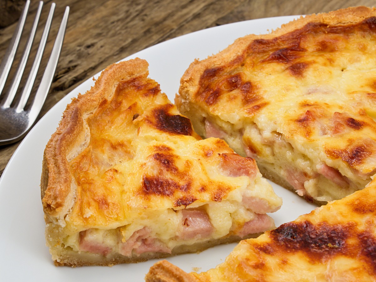 quiche-lorraine-slice-picture-id461801551