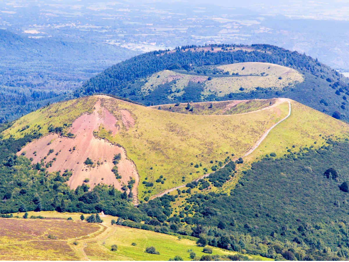 the-puy-de-dme-emblematic-volcano-of-the-chanes-des-puys-picture-id890189342