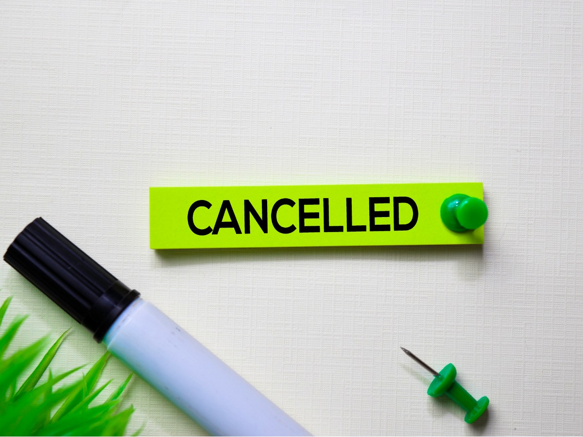 cancelled-text-on-sticky-notes-isolated-on-office-desk-picture-id1167539156