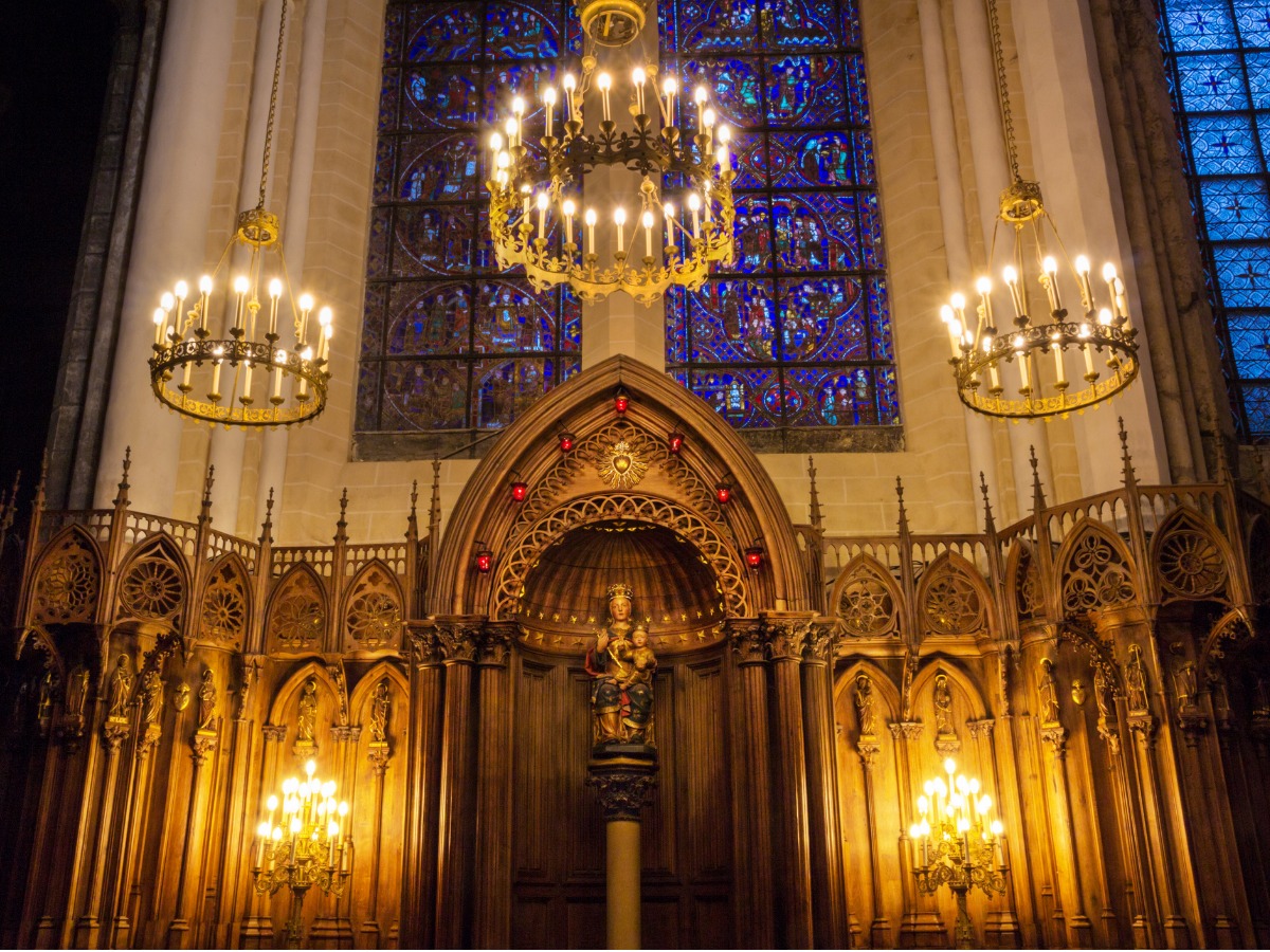 chapel-of-the-black-madonna-chartres-cathedral-france-picture-id1202404765