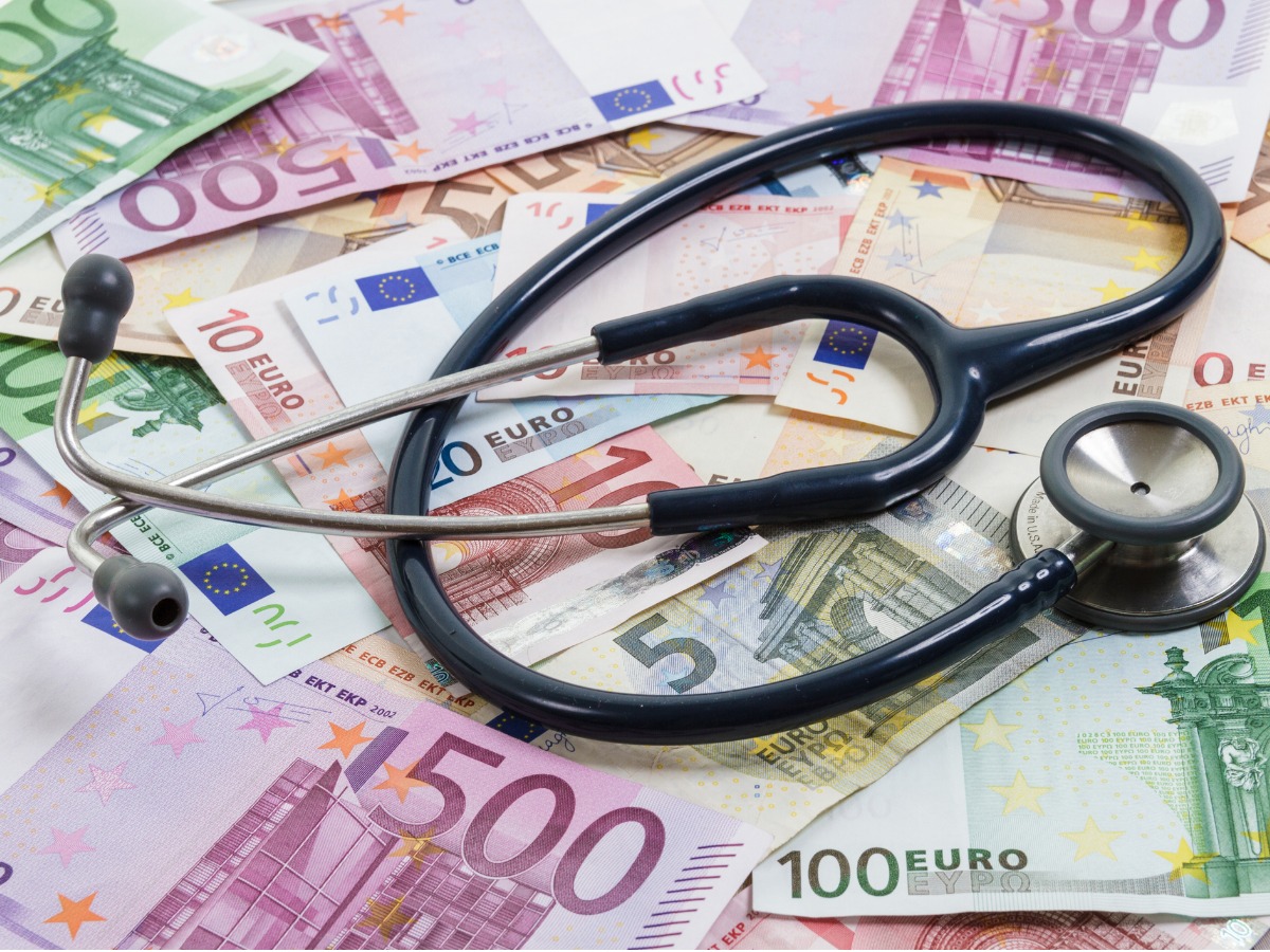 stethoscope-lying-on-top-of-various-euro-banknotes-medical-cost-picture-id1218751180 (1)