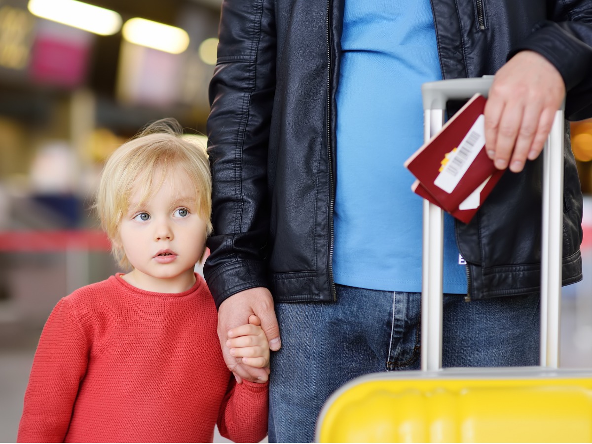 family-with-little-boy-at-the-international-airport-picture-id1008504276