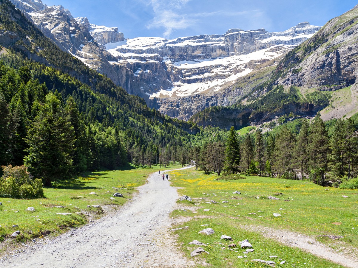 road-to-cirque-de-gavarnie-picture-id576585532