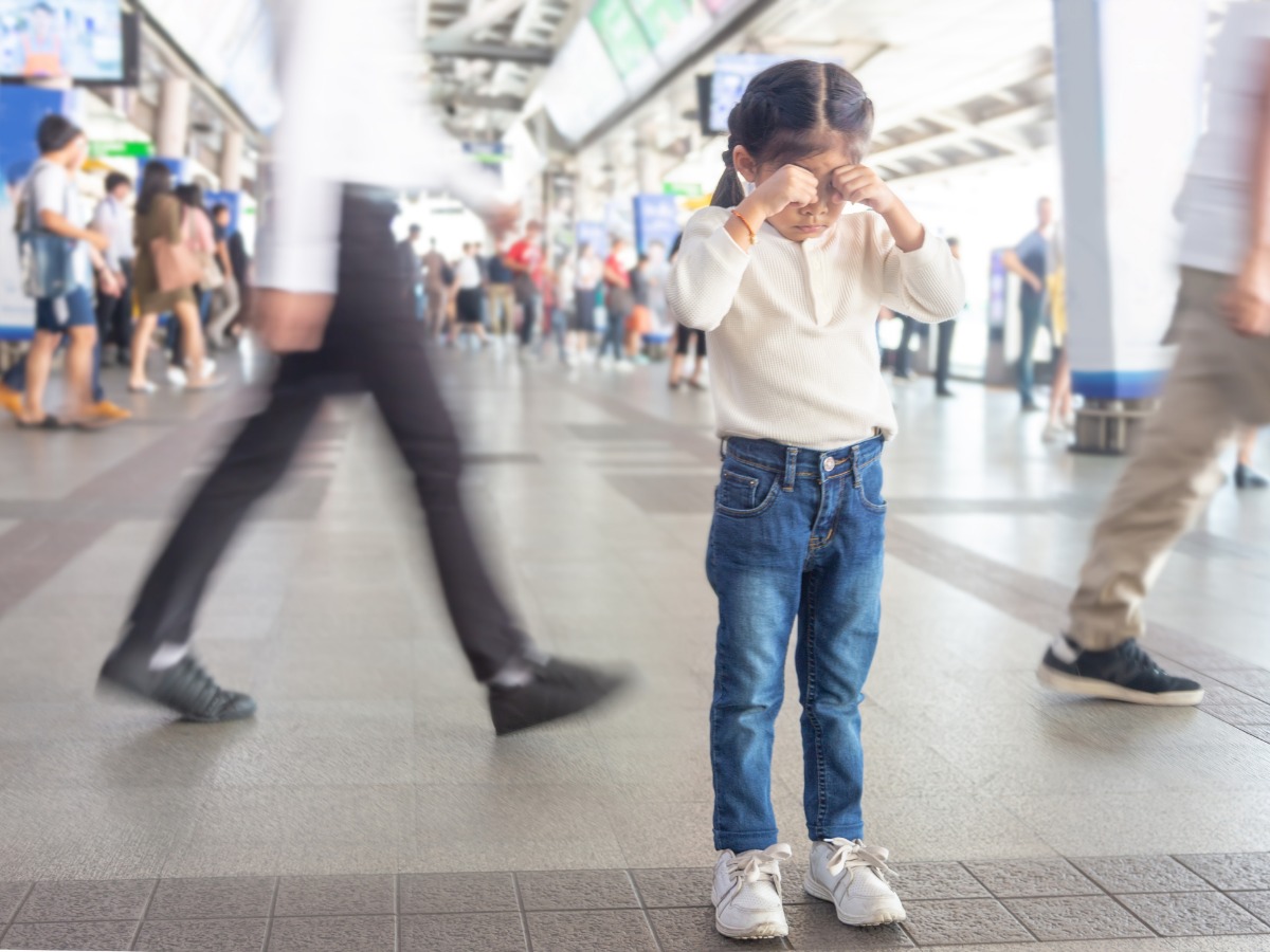 kid-crying-to-lost-parent-on-sky-train-station-picture-id1134393173