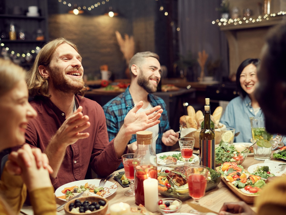 people-laughing-at-dinner-table-picture-id1181396290