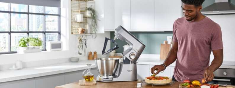 Person making a cake with the Chef Baker XL