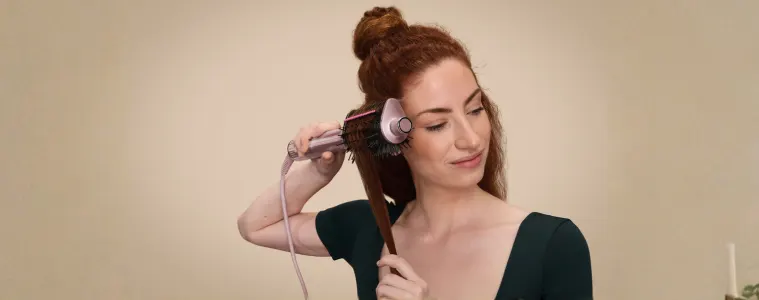 woman using Shark glossi