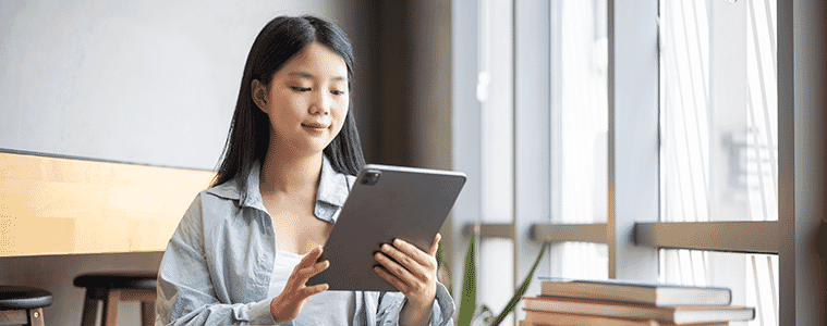 lady on her big iPad Pro 