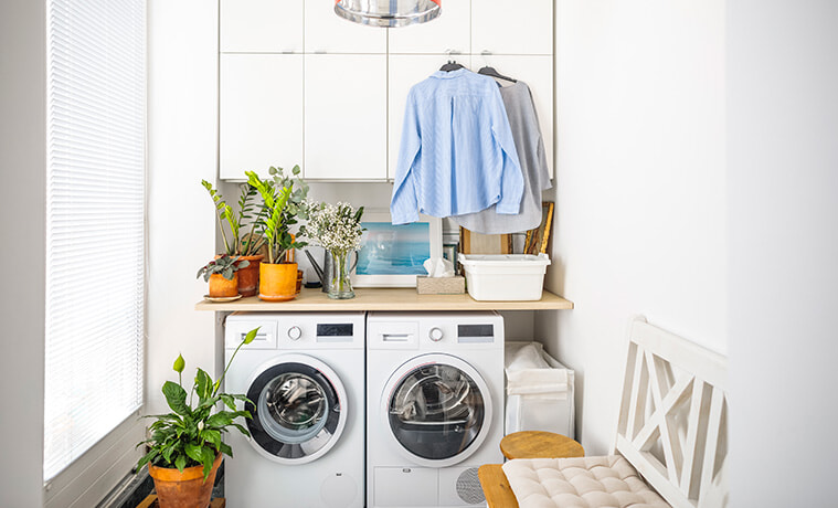 Washing machine and dryer side by side in a cosy laundry