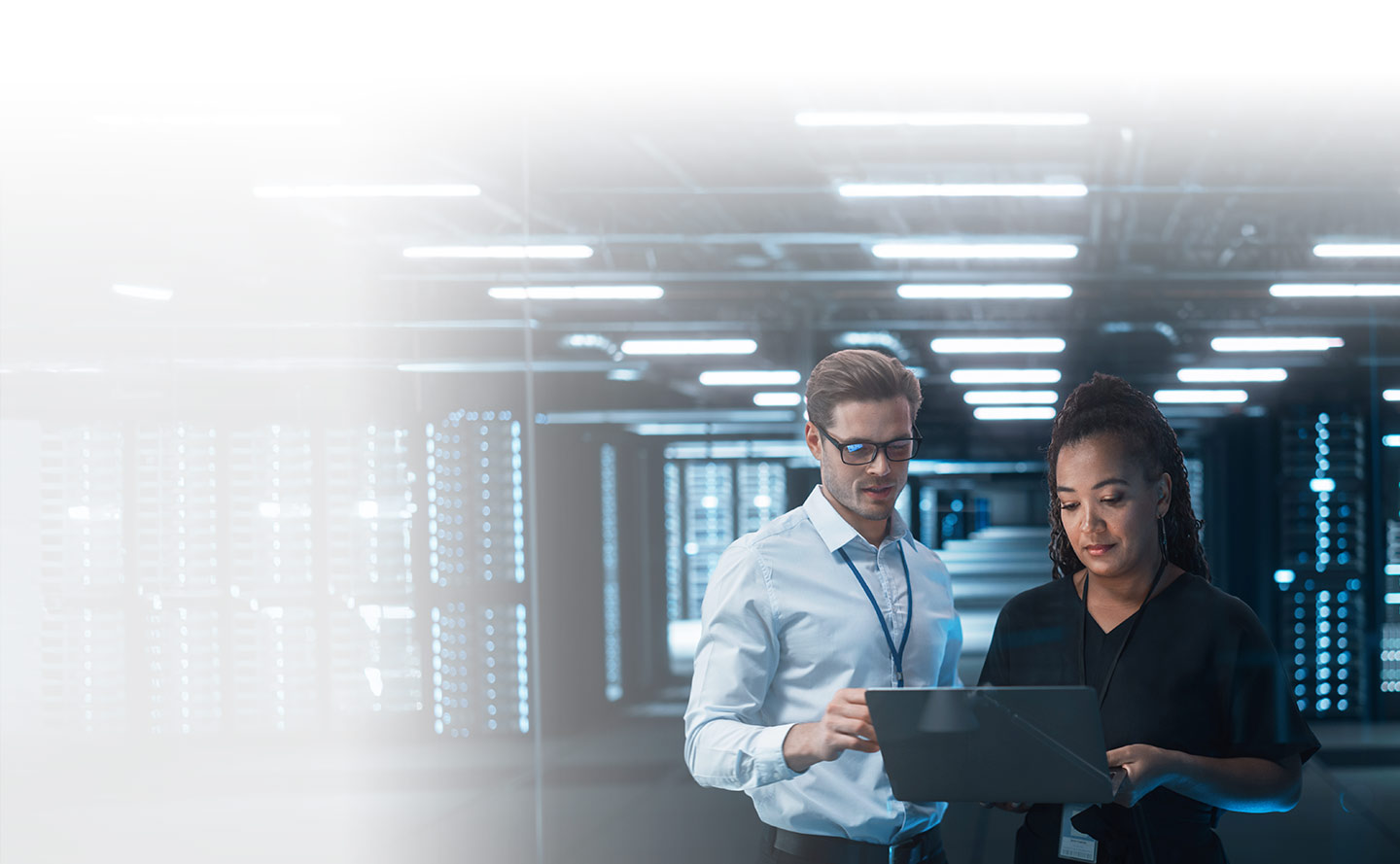 Análisis de datos y tecnología en un centro de datos de alta seguridad.