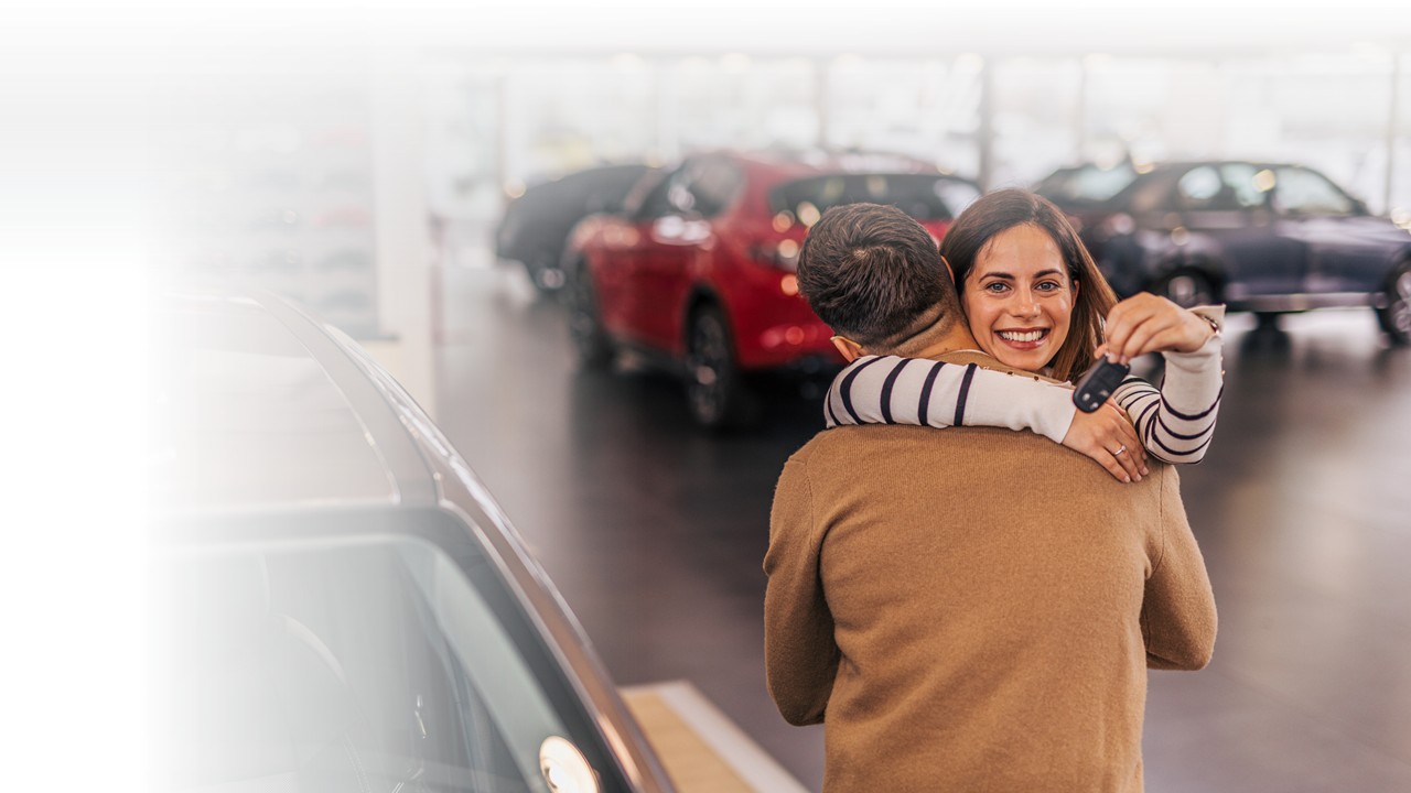 Pareja calculando crédito para comprar carro 