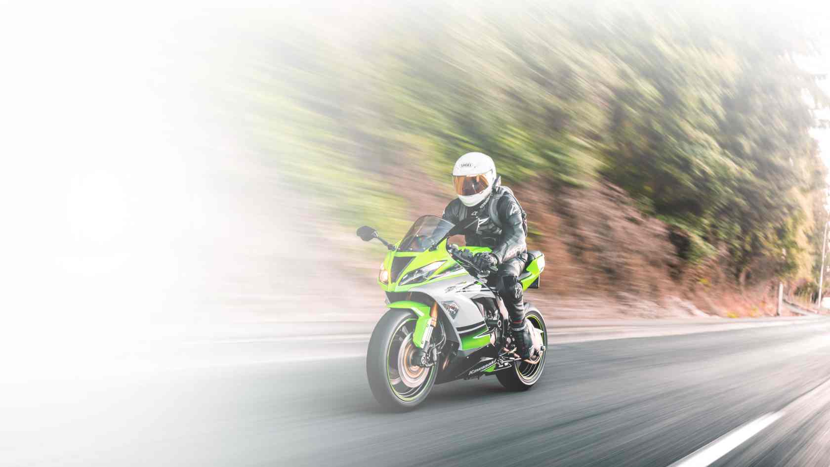 Moto deportiva en carretera