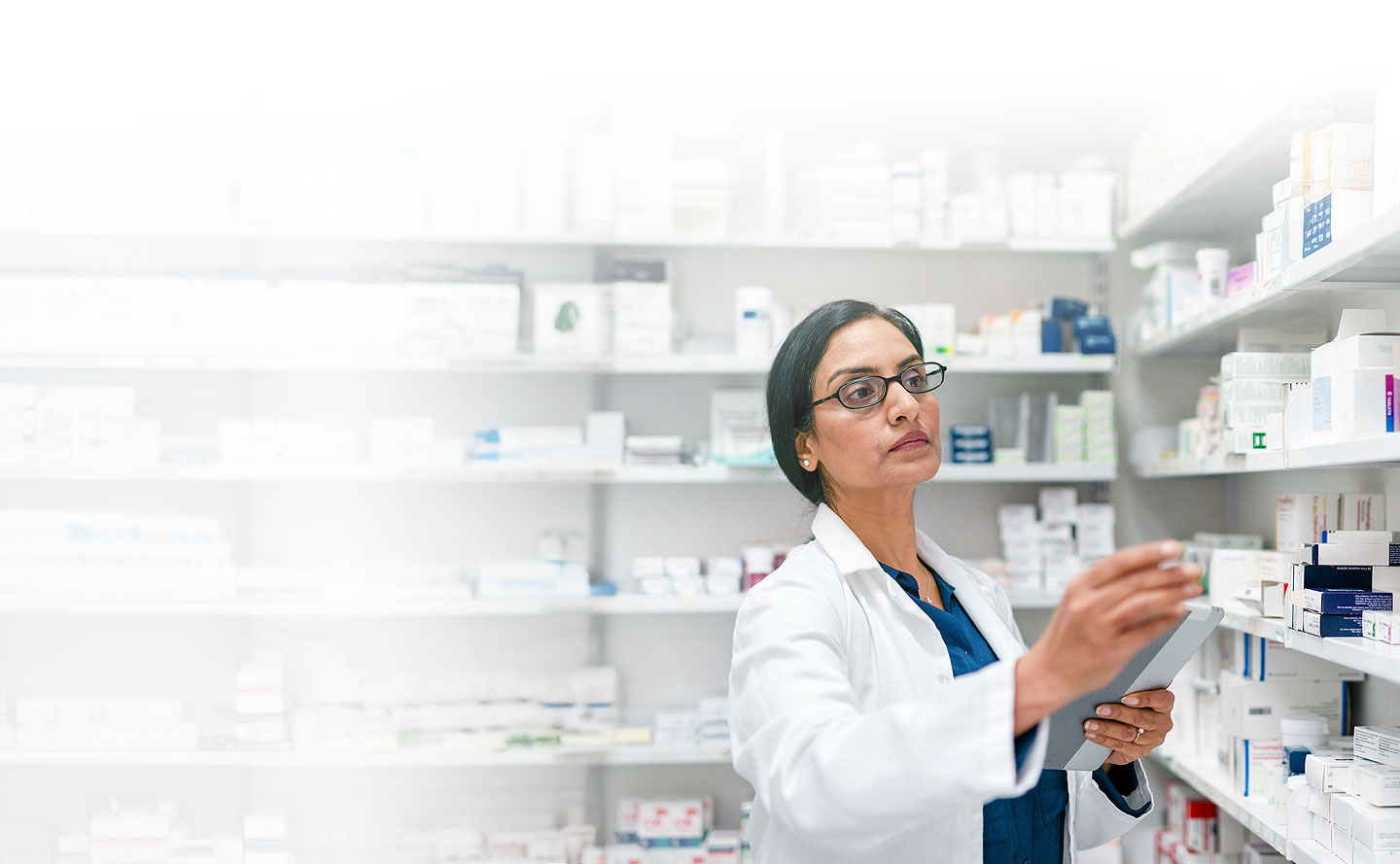 Estrategias para controlar el incremento en precios de medicamentos en Colombia.