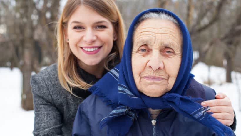 Opiekunka z podopieczną w okresie zimowym