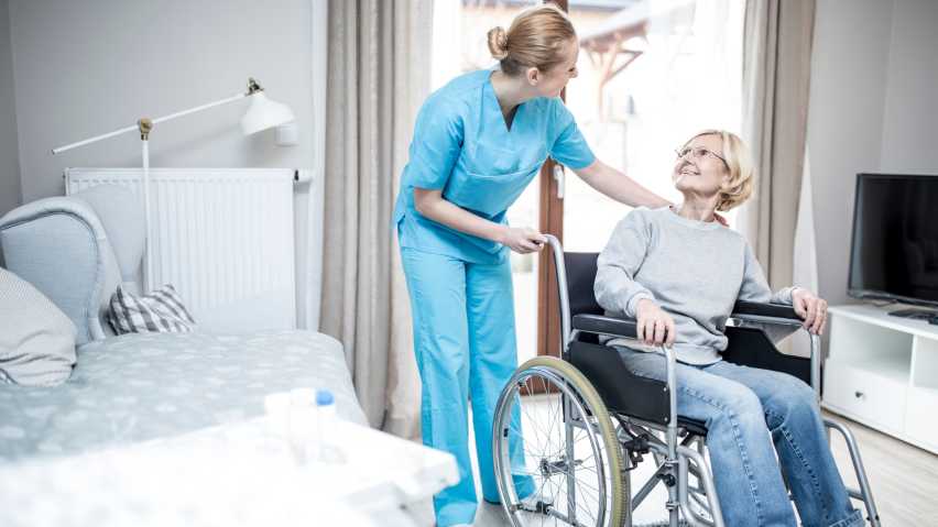 Opiekunka seniorów z podopieczną na wózku inwalidzkim