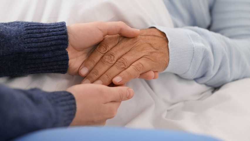 opieka-nad-seniorem-po-udarze-rehabilitacja-w-domu