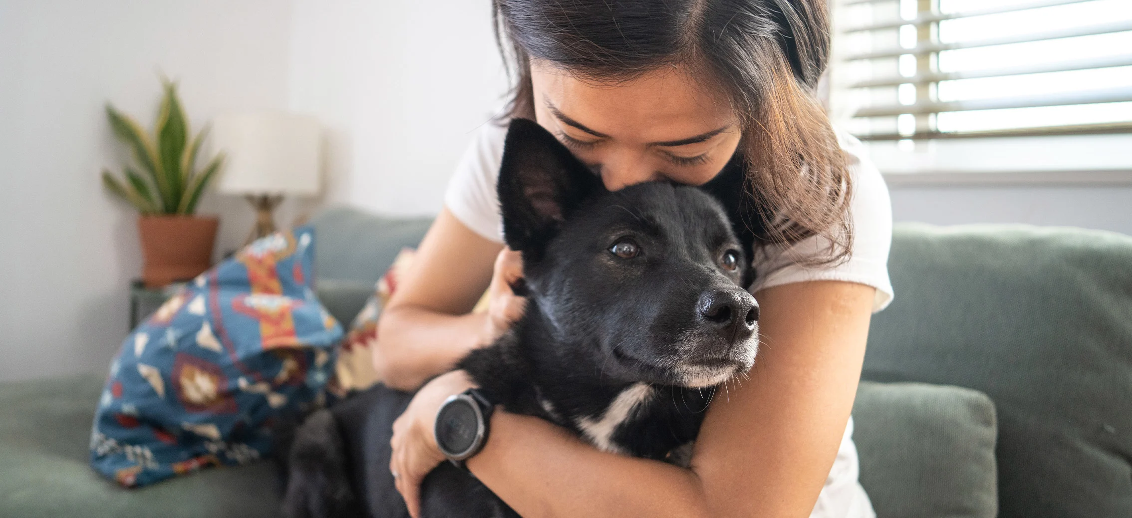 Une femme fait un câlin à son chien