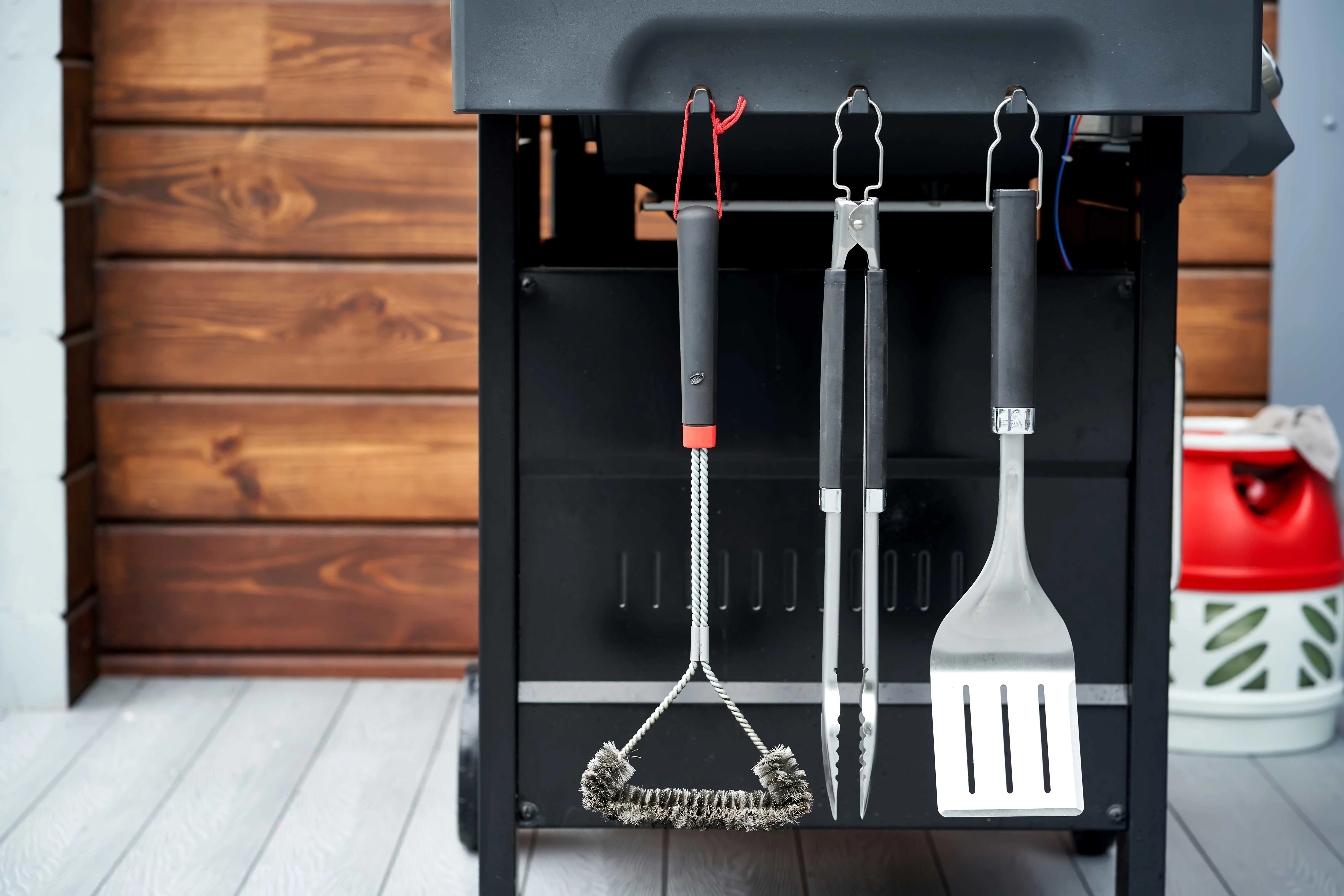 Nouveau set de barbecue exposé avec divers ustensiles, présenté dans un article sur comment nettoyer vos accessoires de grill.